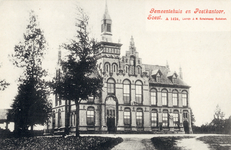 14313 Gezicht op de voorgevel van het gemeentehuis annex postkantoor en politiebureau (Steenhoffstraat 2) te Soestdijk ...